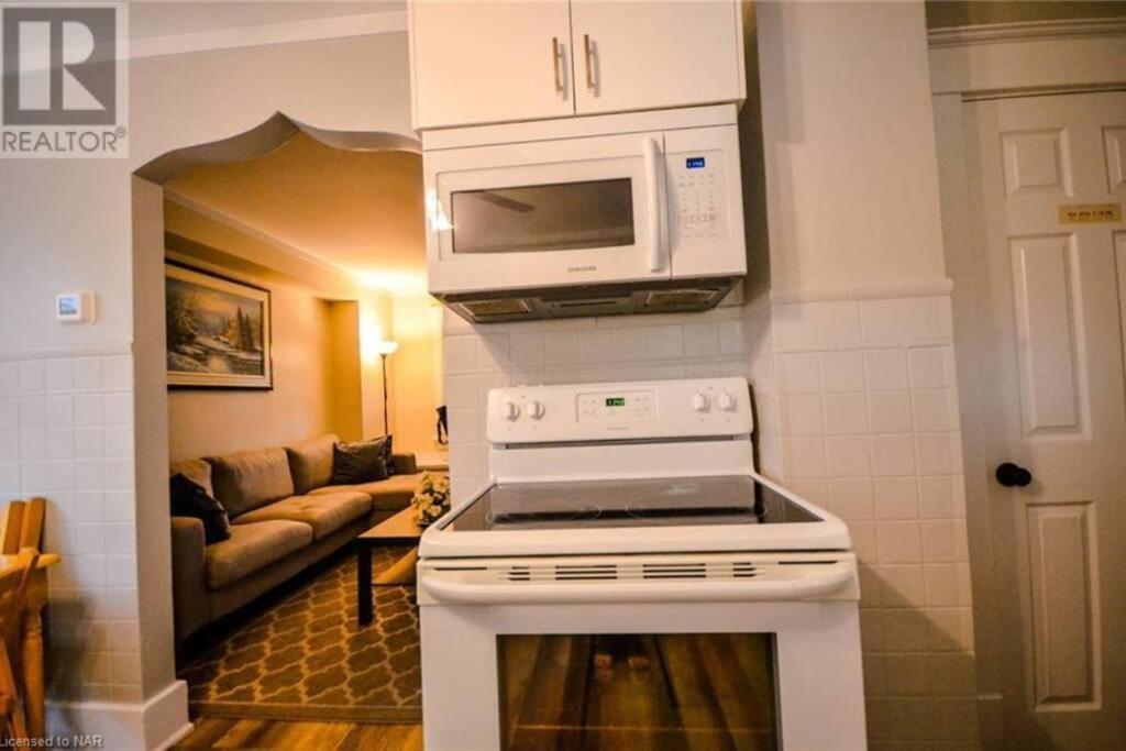 Cozy 3 Bedroom Downtown Cottage With Complimentary Breakfast Delivered Daily To The Rental Niagara Falls Exterior photo